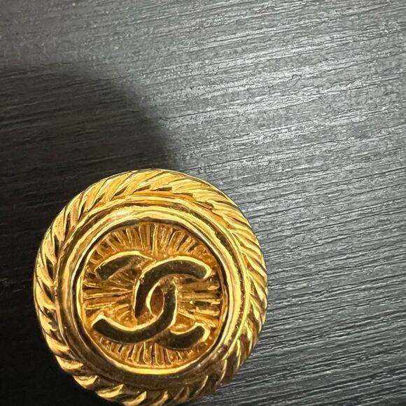 100% Authentic Chanel Logo Earrings Gold Brass Clip On - With Box - Picture 2 of 12